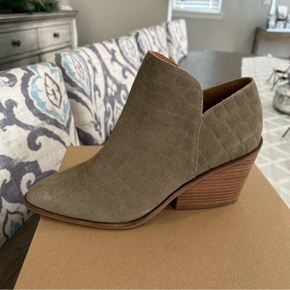 NIB Lucky Brand Saucie Greenish Grey Bootie Size 10 - Picture 4 of 10